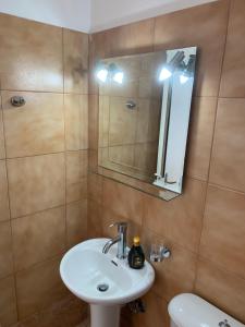 米克罗斯雅洛斯ΜΕΤΑΧΑ的一间带水槽和镜子的浴室