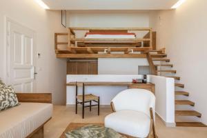 米克诺斯城Aya Sofia Suites的客房设有双层床、书桌和椅子。