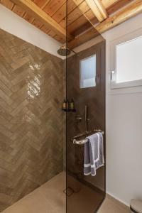 米克诺斯城Aya Sofia Suites的一间带玻璃淋浴间和水槽的浴室