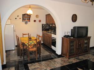 桑托德Zrínyi ház的厨房以及带桌子和冰箱的用餐室