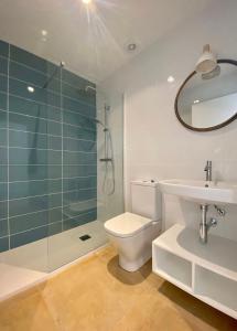 代尔特布雷Villa Barracot的带淋浴、卫生间和盥洗盆的浴室