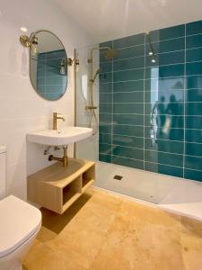 代尔特布雷Villa Barracot的浴室配有卫生间、盥洗盆和淋浴。