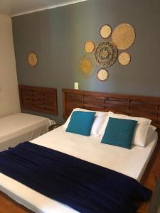 圣米格尔-杜斯米拉格里斯chale aparecida dos milagres的一间卧室配有一张带蓝色枕头的大床
