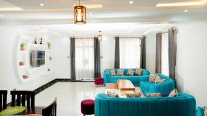 奈瓦沙Advent Homes on Moi South lake road, Villa View Estate的客厅配有2张蓝色的沙发和1张桌子