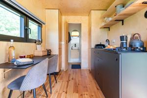 坎特伯雷Secluded Offgrid Cabin w/ Sunset View & Fireplace的一个带柜台和椅子的厨房