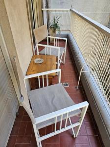 罗萨里奥Apartamento的阳台配有2把椅子和桌子