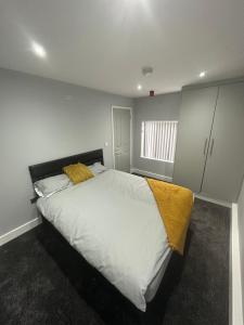 蒂诗上的索纳比Royal Apartments的一间卧室配有一张带白色床单和黄色毯子的大床。