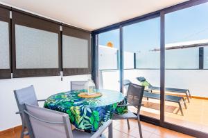 宏达海滩Eslanzarote ECO TANA HOUSE, super wifi, Tv satélite, Bbq的一间带桌椅的用餐室