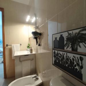 普拉亚达维多利亚O POSTIGO的浴室配有白色卫生间和盥洗盆。
