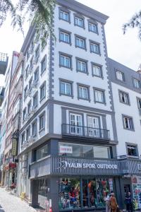 特拉布宗MELL City Hotel Trabzon的一条城市街道上高大的白色建筑