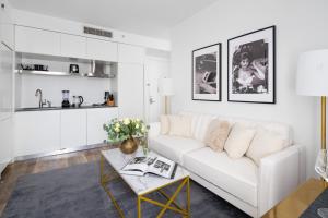 纽约Stunning 2BD Apartment on the 38th Floor in Midtown的客厅配有白色的沙发和桌子