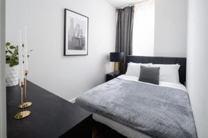 纽约Stunning 2BD Apartment on the 38th Floor in Midtown的一间卧室配有一张床和一张黑色的书桌