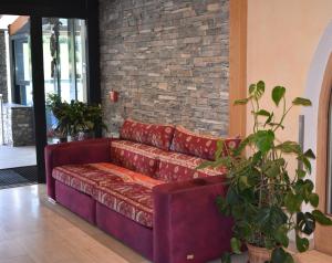 奥贝朴菲斯克雷比酒店的砖墙客房内的紫色沙发