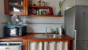 梅里尼亚克Mignon petit appartement indépendant的厨房配有水槽和冰箱