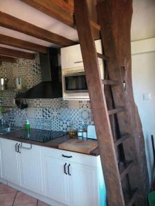 EaApartamento, junto al mar的厨房配有白色橱柜和梯子