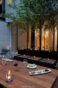 纽约Luxurious 1BD Apartment Steps from Times Square的一张木桌,上面放着酒杯和食物