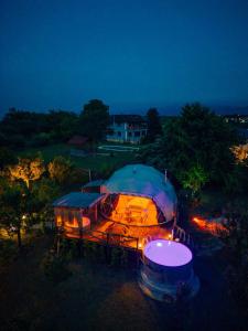 萨潘贾Sapanca Green Dome的夜晚在田野里带灯的大帐篷