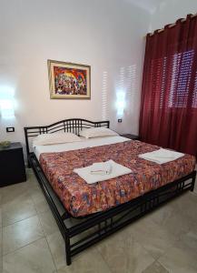 利多迪卡马约雷Camere al Mare的两张睡床彼此相邻,位于一个房间里