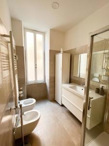 罗马Torlonia Rooms的浴室设有2个卫生间、水槽和浴缸。