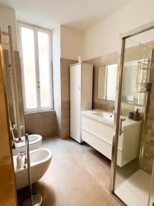 罗马Torlonia Rooms的带浴缸、卫生间和盥洗盆的浴室