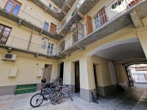 都灵Casa Bonsai的两辆自行车停在大楼的一侧