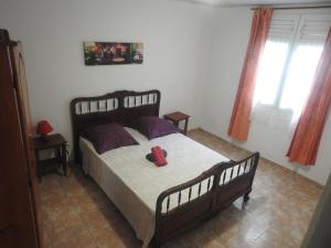 拉特里尼泰Vacances Antilles的一间卧室,床上有红色的物体