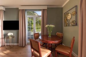 直布罗陀洛克酒店的客厅配有桌子和窗户