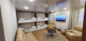 埃里温La Casa EmilioAngi的客厅配有沙发、椅子和电视