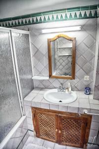 布维翁富恩特乡村民宿的一间带水槽和镜子的浴室