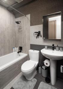 纽约Modern Luxury 3BD and 2BA in the Heart of East Village的浴室配有白色卫生间和盥洗盆。