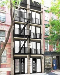 纽约Modern Luxury 3BD and 2BA in the Heart of East Village的黑色公寓大楼,带火坑
