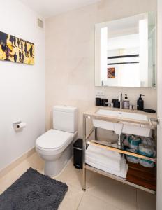 纽约Gorgeous One-Bedroom on 35th floor in Midtown的浴室配有白色卫生间和盥洗盆。
