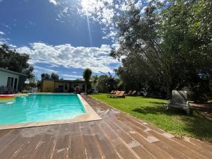 西尔韦斯Quinta da Joia的一个带木甲板的庭院内的游泳池