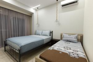 萨兰达Vila SHAKAJ的一间卧室设有两张床和窗户。