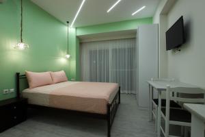 萨兰达Vila SHAKAJ的一间卧室配有带粉红色枕头的床。