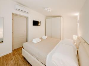 雷焦卡拉布里亚Villa Angelica - Casa Vacanze的白色卧室配有床和镜子