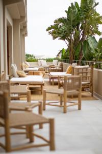 圣埃乌拉利亚Boutique Apartments Marsol Ibiza的阳台上的一组桌椅