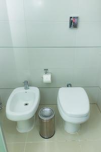 恩卡纳西翁阿瓦度假酒店的浴室配有白色卫生间和盥洗盆。