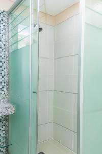 恩卡纳西翁阿瓦度假酒店的浴室设有玻璃门淋浴