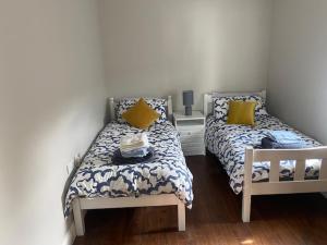 巴利纳Fort Mews的一间卧室配有两张带黄色枕头的床