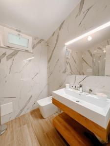 雷焦卡拉布里亚Villa Angelica - Casa Vacanze的白色的浴室设有水槽和卫生间。