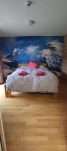 米伦Hotel Restaurant Sonnenberg的一间卧室配有一张壁画床