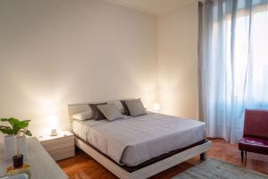 罗马La Maison D'Amelia的白色的卧室设有床和窗户
