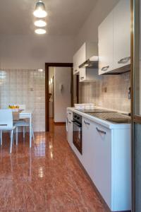 罗马La Maison D'Amelia的厨房配有白色家电和桌子