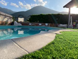 卡瓦德蒂雷尼Villa Morena的一座位于山丘庭院内的游泳池