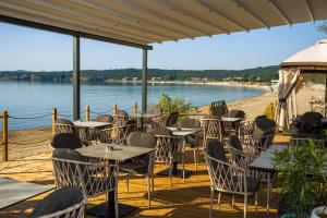 索佐波尔Olive Villas- Free beach access & Free parking的海滩上的餐厅,配有桌椅