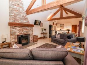 HusthwaiteMistal Cottage的带沙发和壁炉的客厅