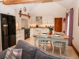 HusthwaiteMistal Cottage的厨房配有桌椅