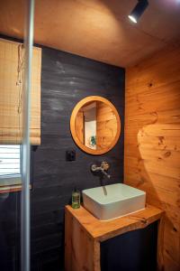 TrupelMiędzy drzewami的浴室设有白色水槽和镜子