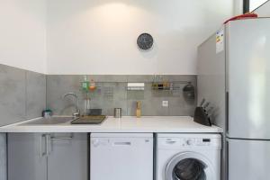 拉萨尔勒班Villa Saline的厨房配有洗衣机和冰箱。